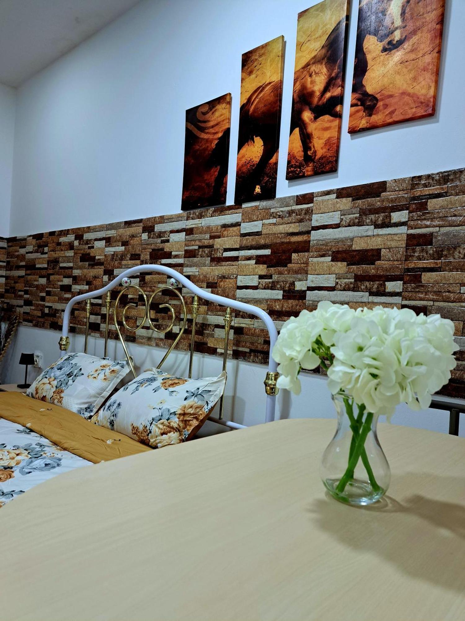 Regim Hotelier Pietonala Орадеа Екстериор снимка